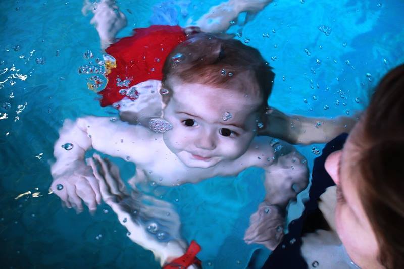 niemowlę pod wodą