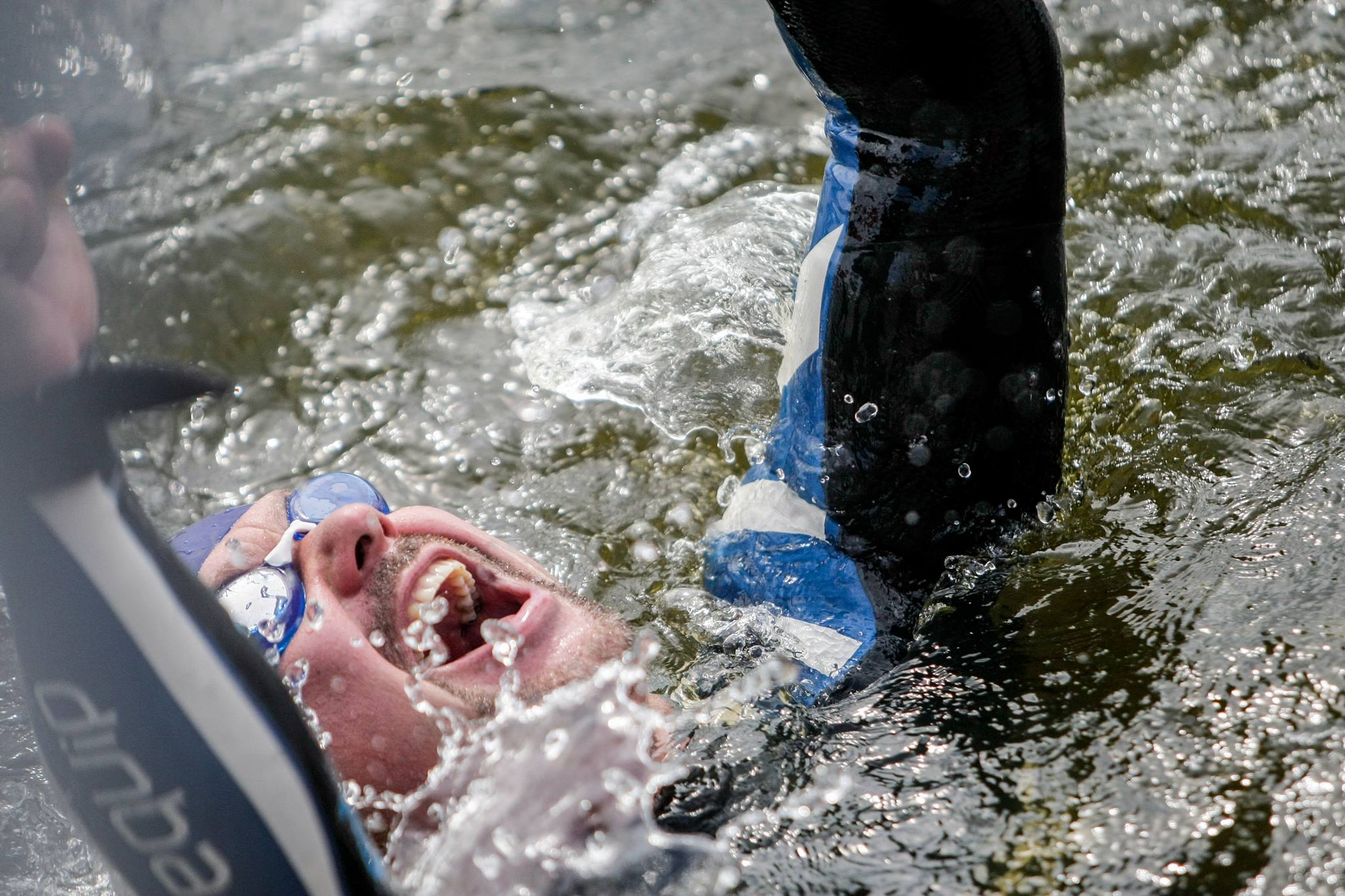 Marcin Trudnowski z Grupy Wodnej wygrywa pływacki bieg główny na 5km w EnduroMan 2016